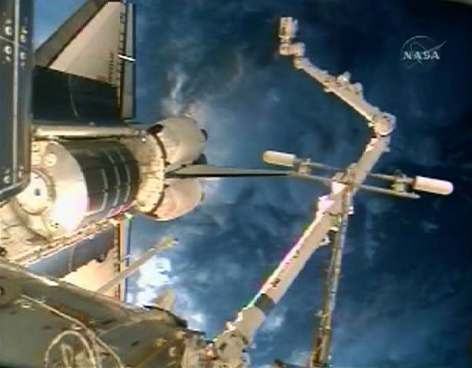El Endeavour se ha acoplado con la ISS tras una difícil maniobra.