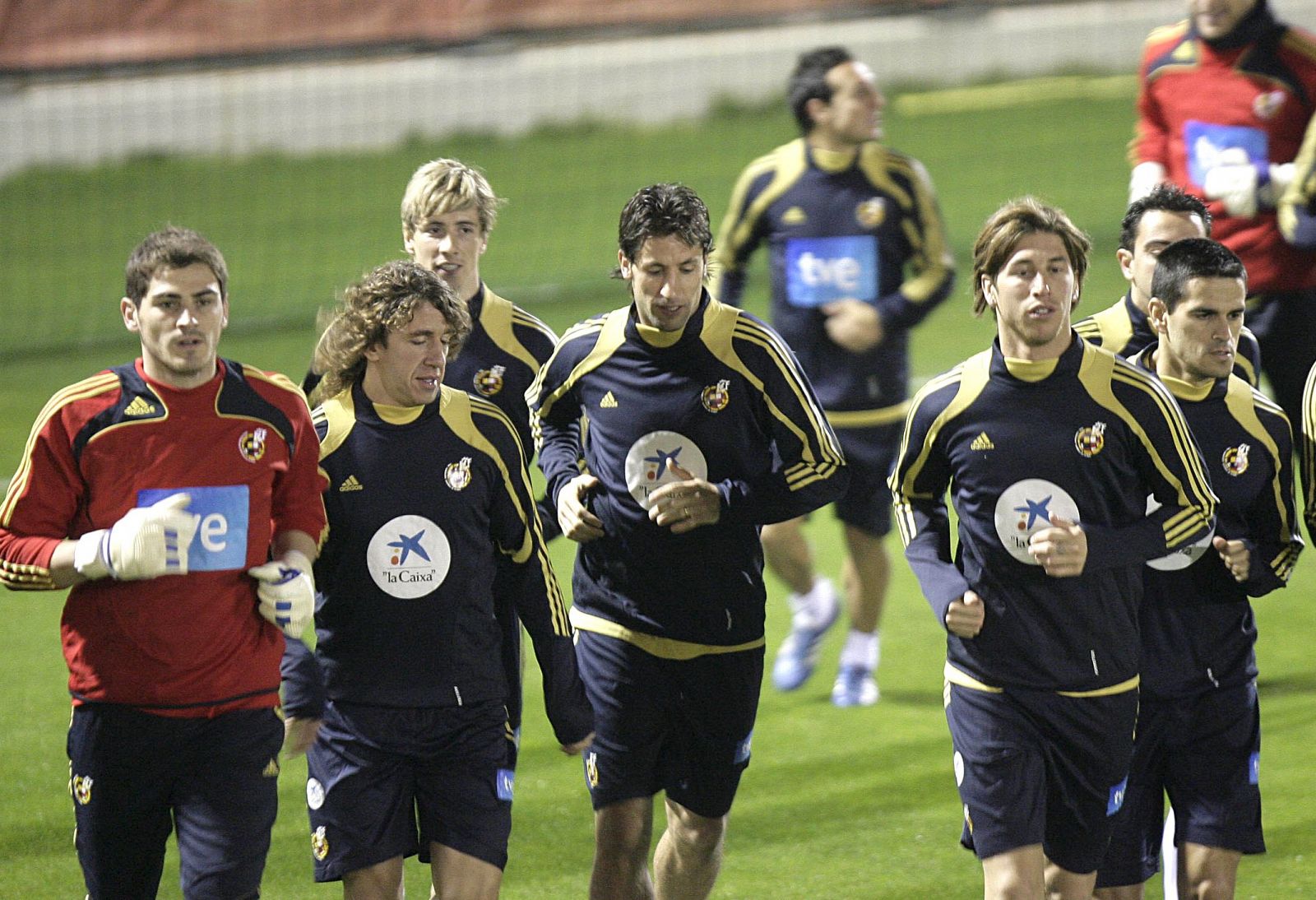 Los jugadores de la selección, Casillas, Puyol, Torres, Capdevila, Ramos y  "Juanito", durante el entrenamiento del lunes en Villarreal para preparar el amistoso contra Chile.