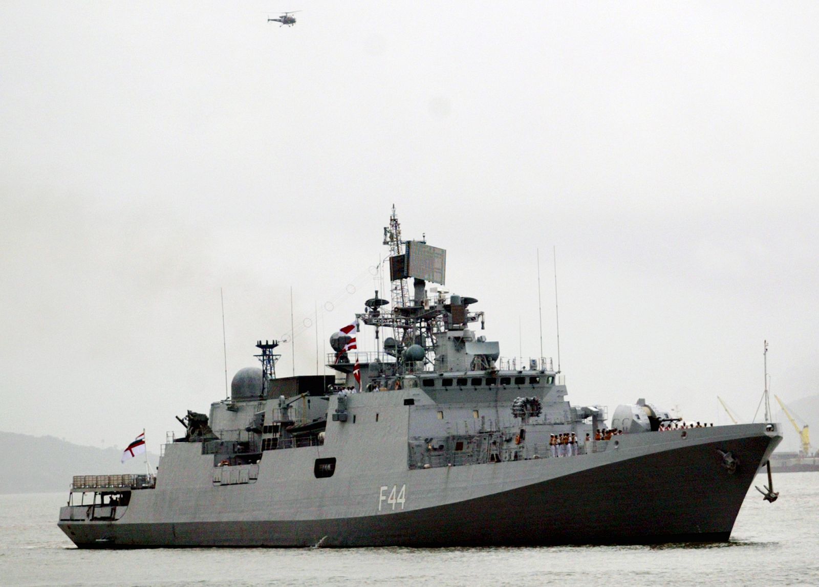 El barco de guerra INS Tabar, de la Armada india, en una imagen tomada en Bombay el 31 de julio de 2004.