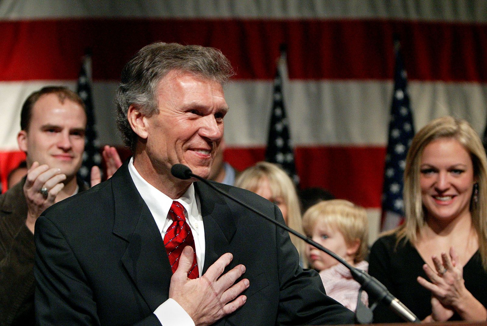 Senator Tom Daschle thanks his supporters after conceding defeat in his re election bid.
