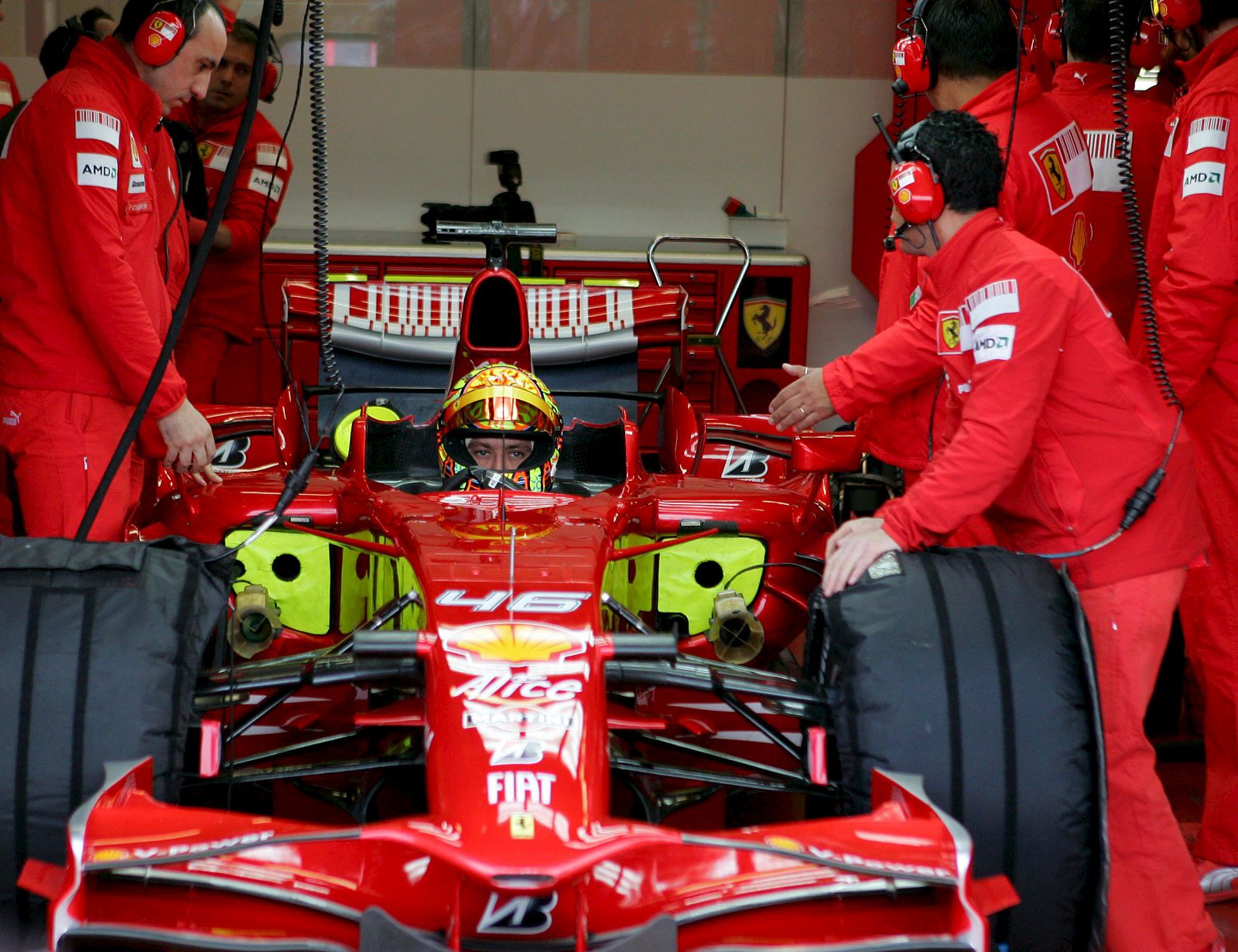 Rossi toma asiento en el monoplaza de Ferrari en Mugello.