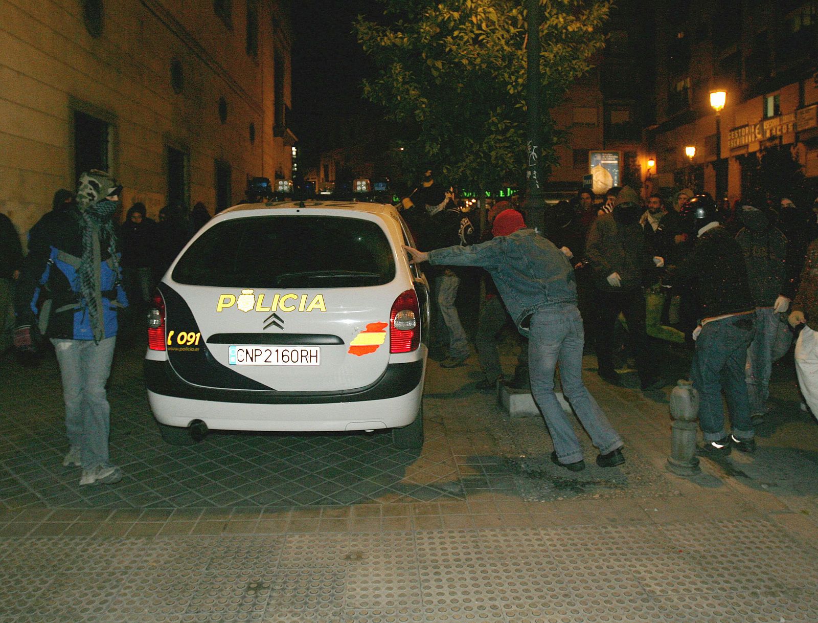 Los policías cargan contra los manifestantes antifascistas.