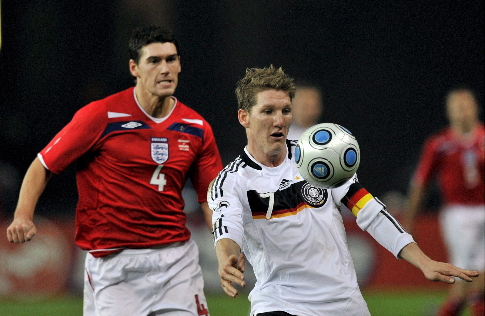 El jugador de Alemania, Bastian Schweinsteiger, disputa el balón con el inglés Gareth Barry durante el partido amistoso que se llevó a cabo el pasado 19 de noviembre en Berlín.