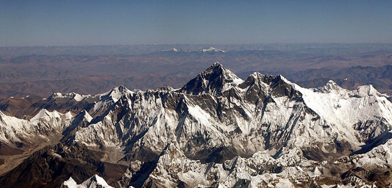 Vista aérea del Everest, la montaña más alta del mundo con 8.848 metros de altura.