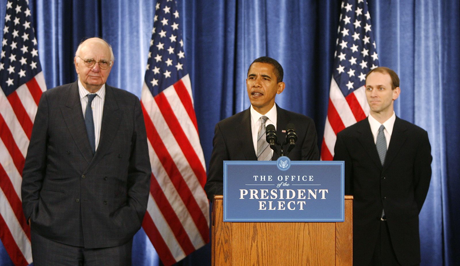 El presidente Obama, junto a Paul Volcker (izquierda).