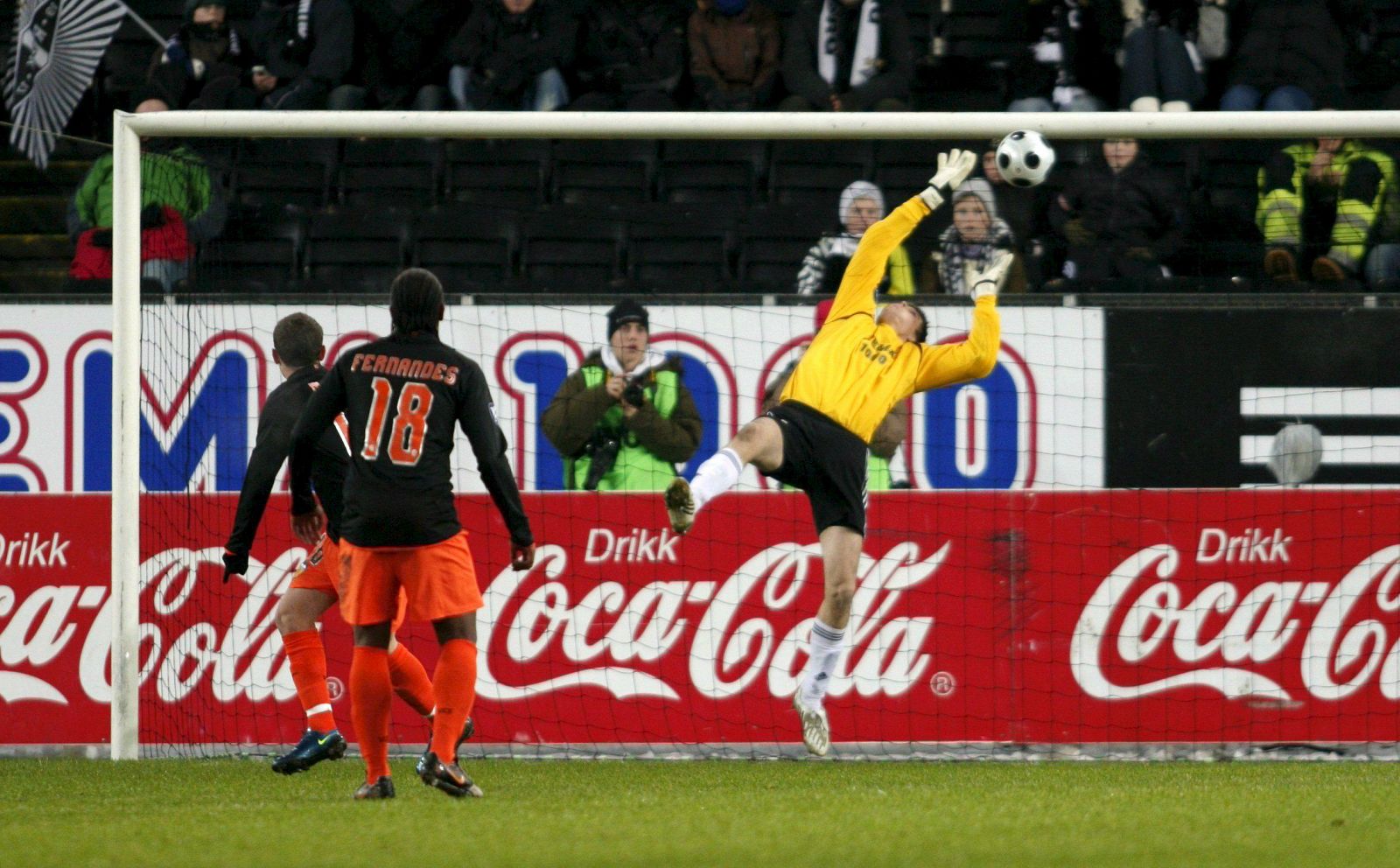 El portero del Rosenborg no puede impedir el tanto valencianista.