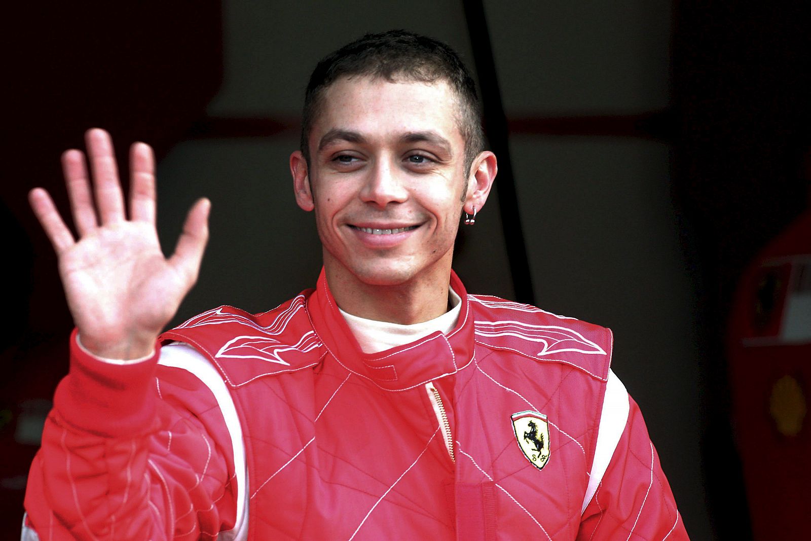 El italiano Valentino Rossi antes de probar el vehículo de Fórmula Uno de la escudería Ferrari.