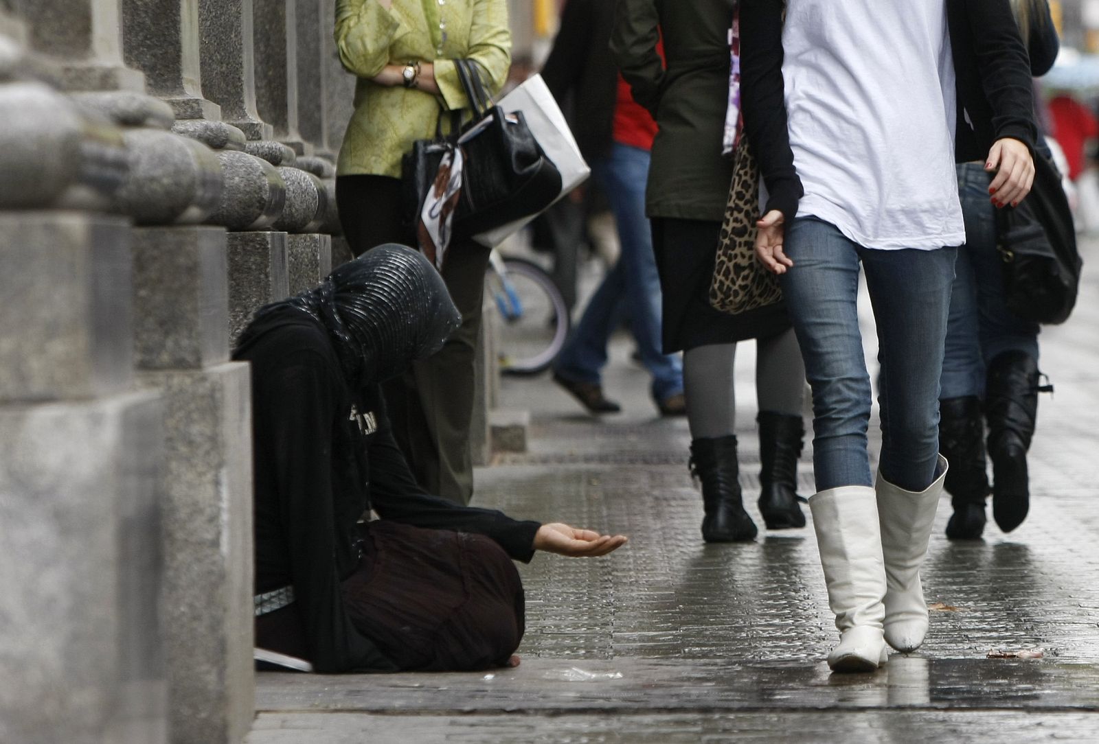 Viandantes por una de las calles de Barcelona