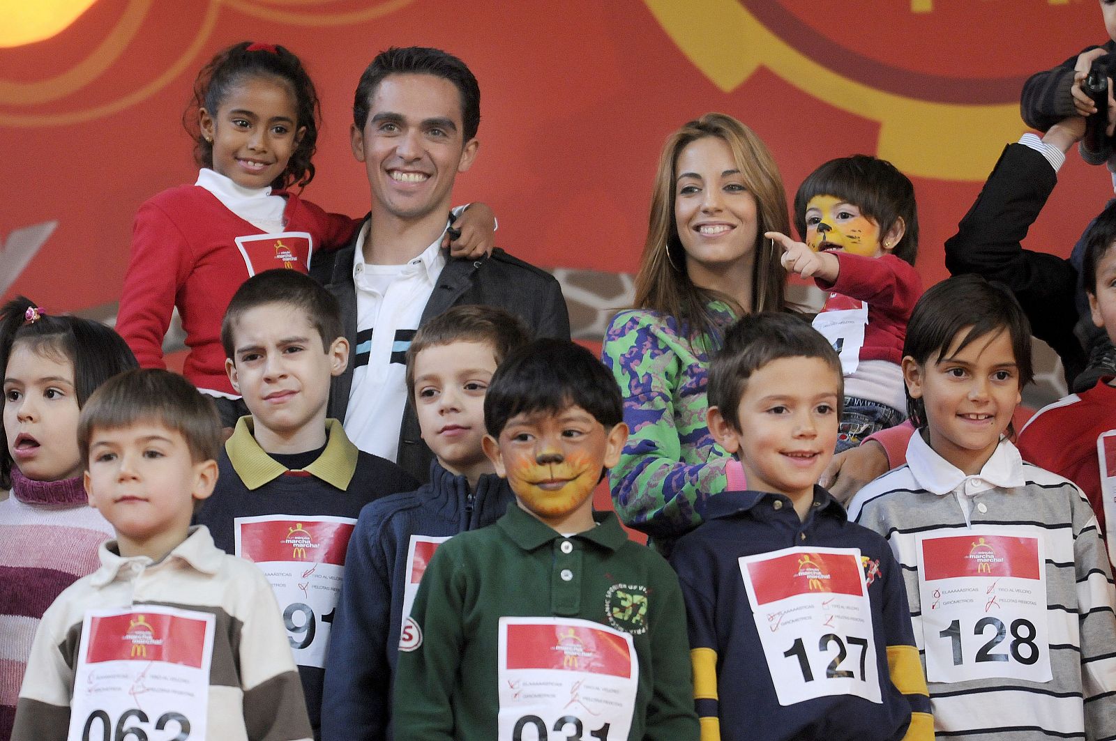 Alberto Contador, acompañado de Almudena Cid, en un acto organizado en el Matadero de Legazpi, en Madrid.
