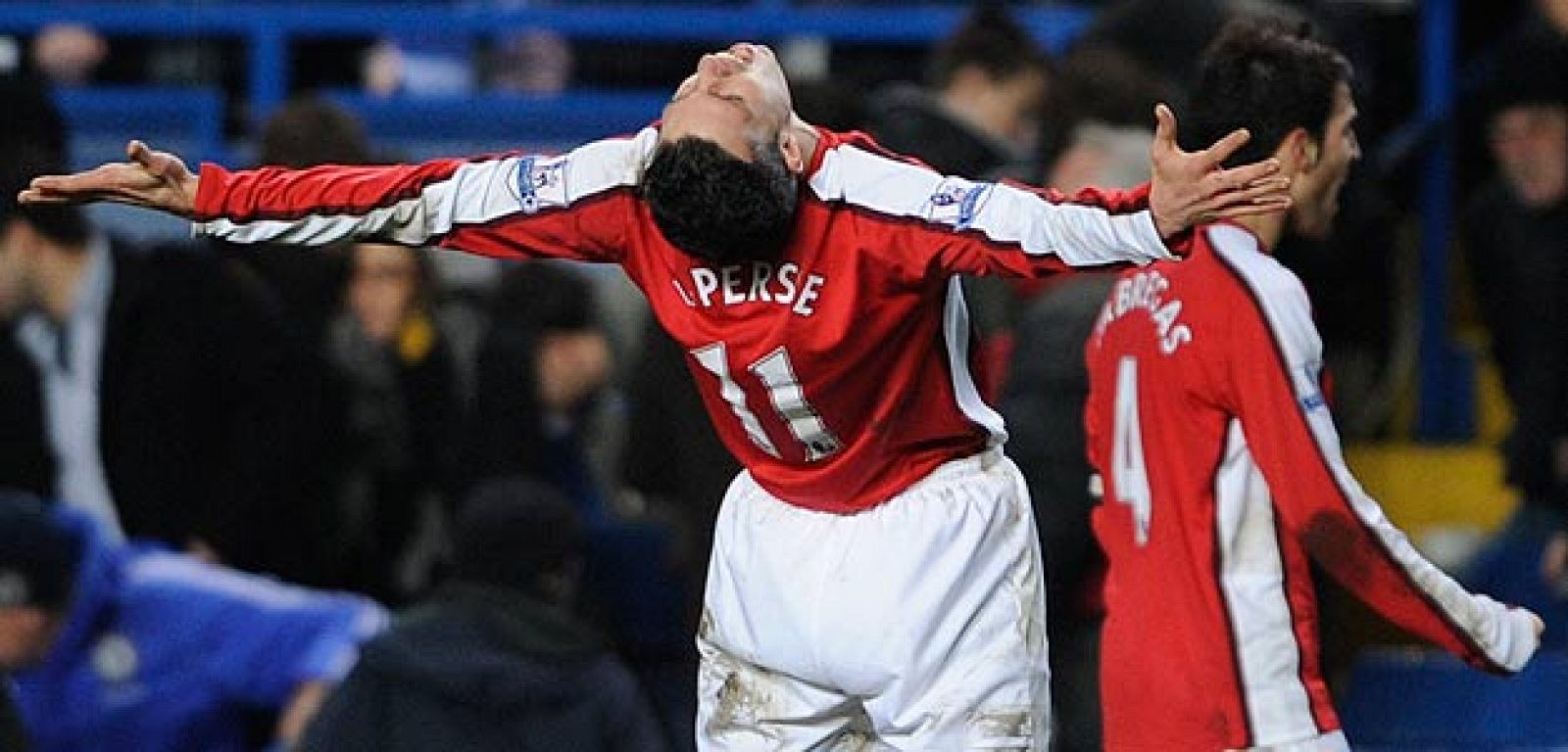 Van Persie se ha convertido en el héroe del partido, tras meter los dos goles de la victoria del Arsenal.