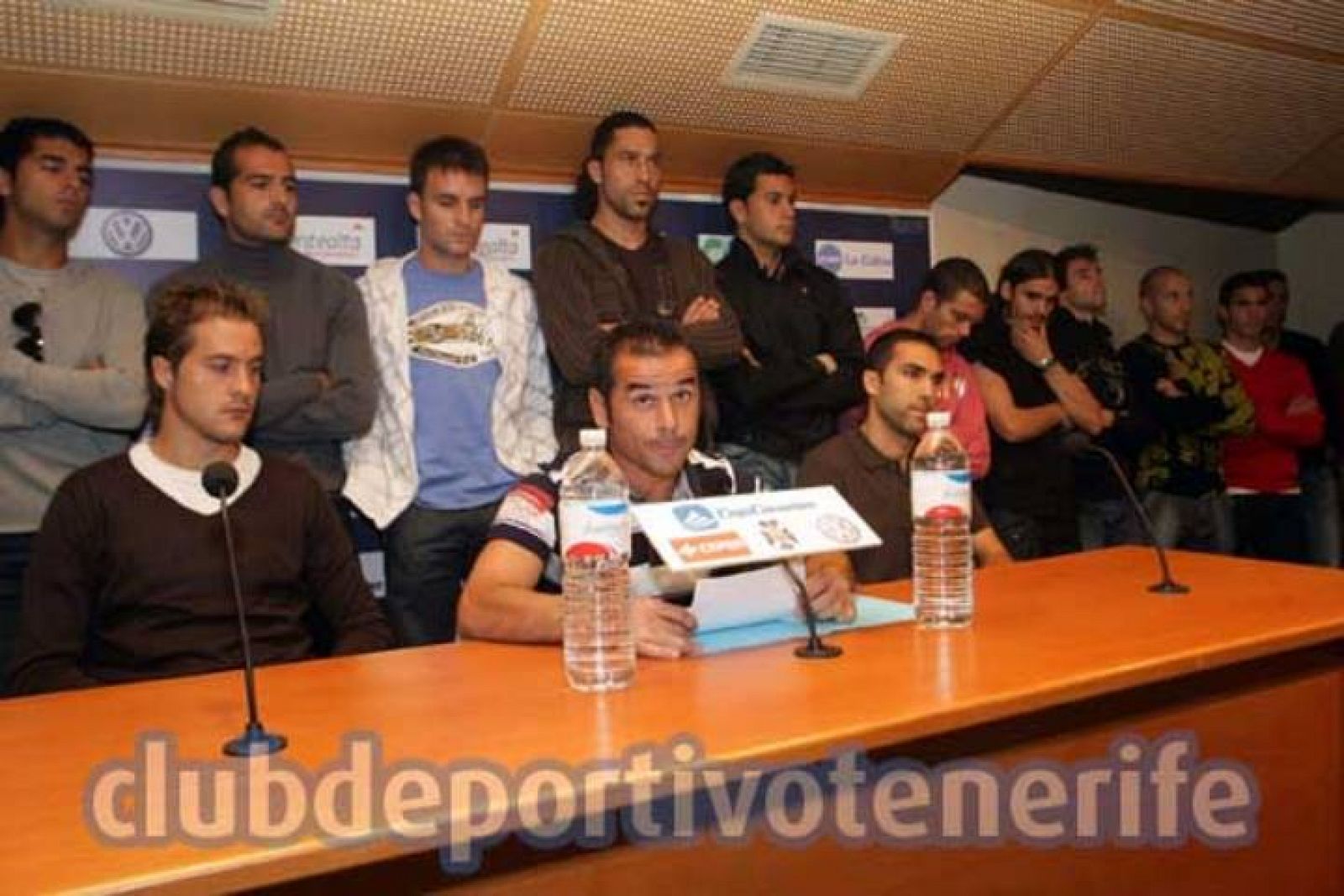 La plantilla del CD Tenerife durante la rueda de prensa, donde se ha leido el comunicado.