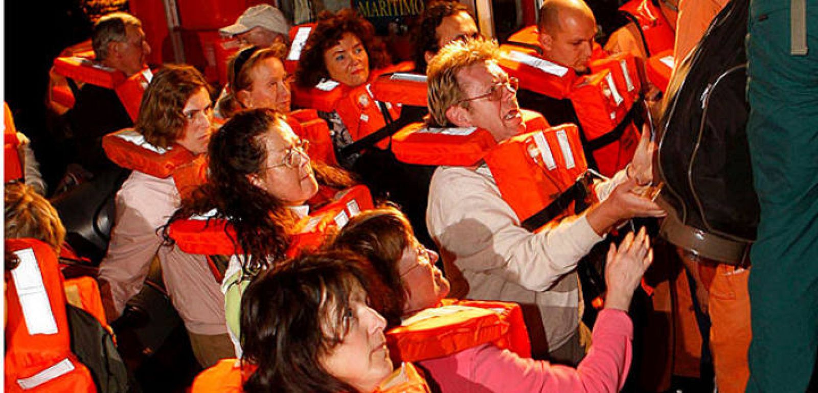  Los pasajeros del barco fast ferry "Bonanza Exprés" son trasladados en una embarcación de Salvamento Marítimo hasta el muelle del municipio tinerfeño de Arona.