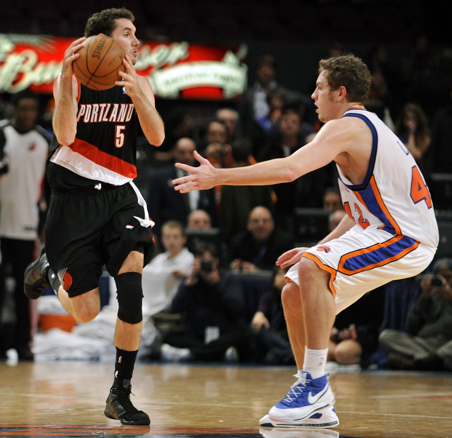 Rudy Fernandez intenta pasar ala pelota ante la oposición del jugador de los New York Knicks, David Lee.