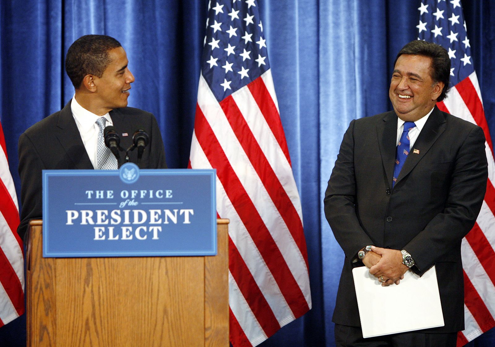 Obama cede la palabra a Richardson, tras anunciar su nombramiento como secretario de Comercio.