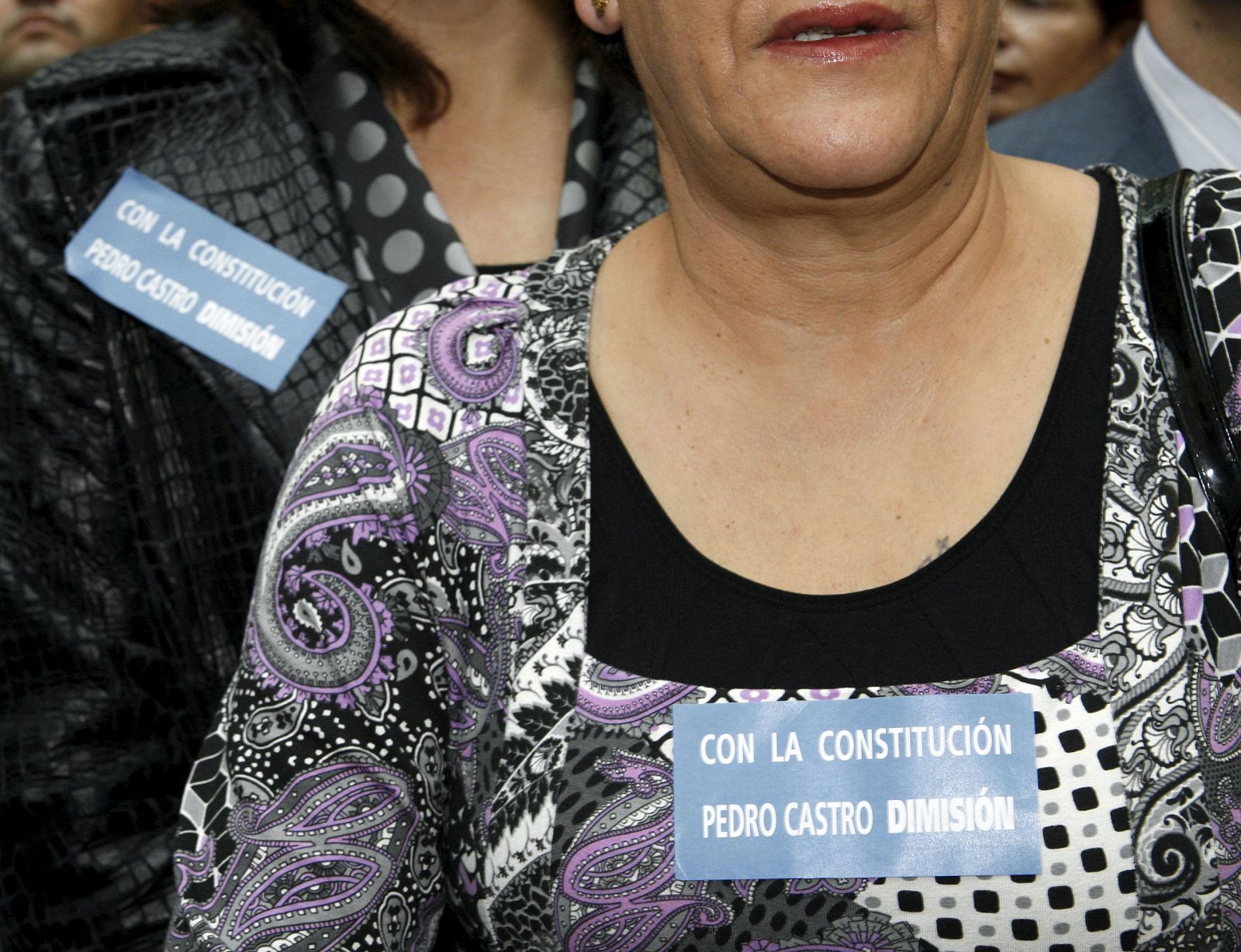 Los populares piden la dimisión de Pedro Castro con pegatinas