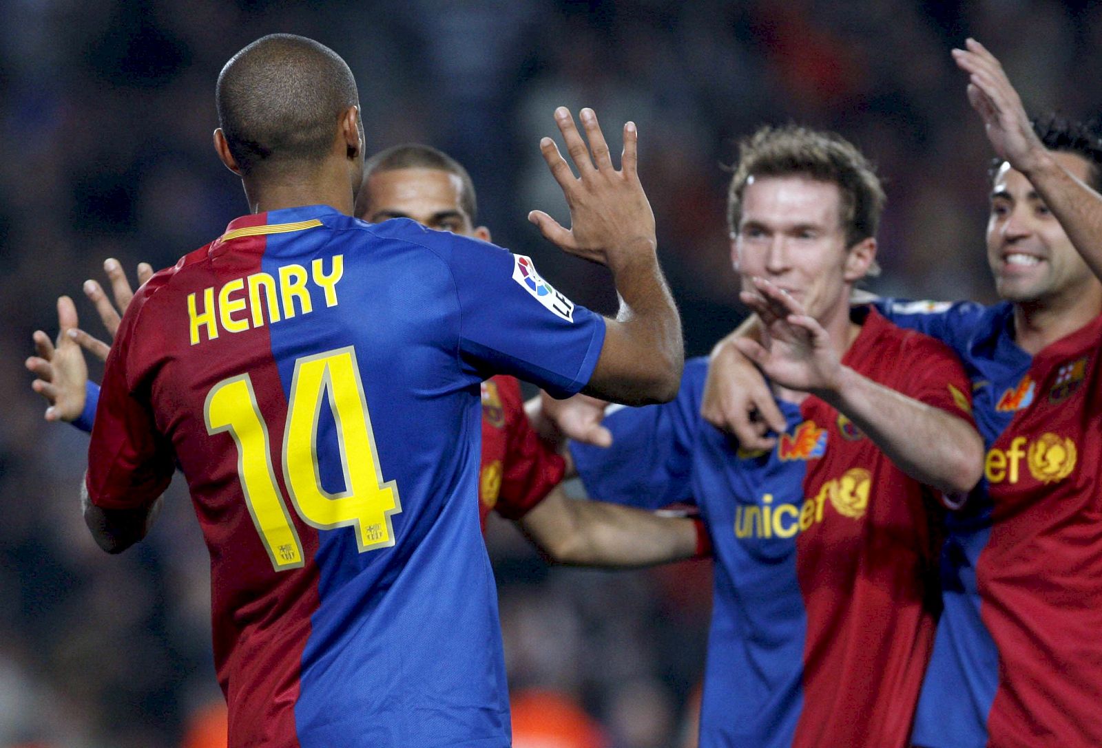 Thierry Henry celebra junto a sus compañeros uno de sus tres goles.