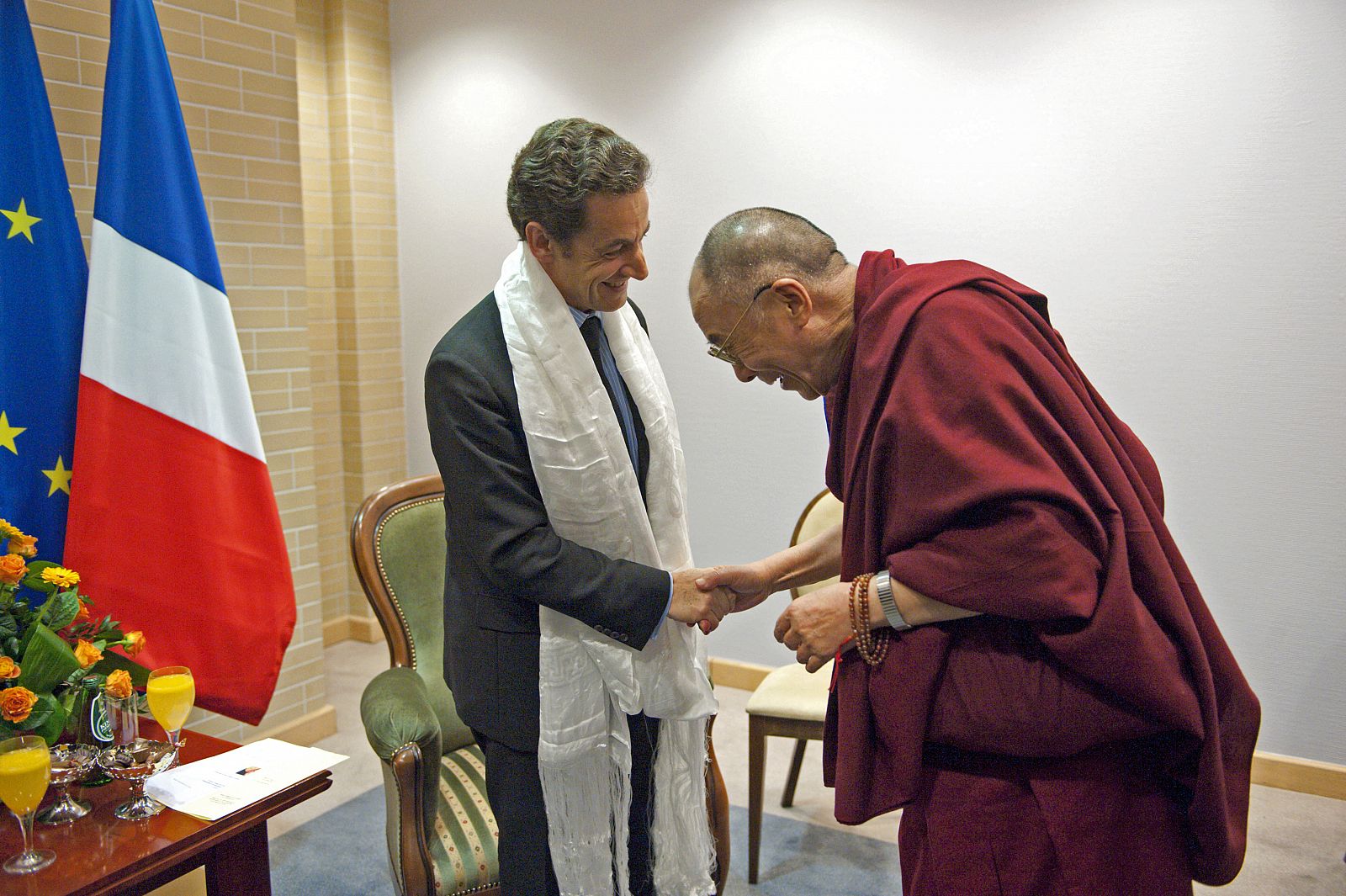 Nicolas Sarkozy y Tenzin Gyatso, el XIV Dalai Lama, este sábado en Polonia.