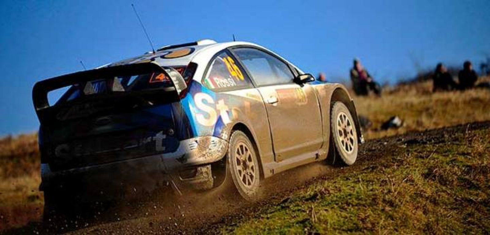 El campeón mundial de moto GP, Valentino Rossi, en acción con su Ford Focus durante el Rally de Gales.