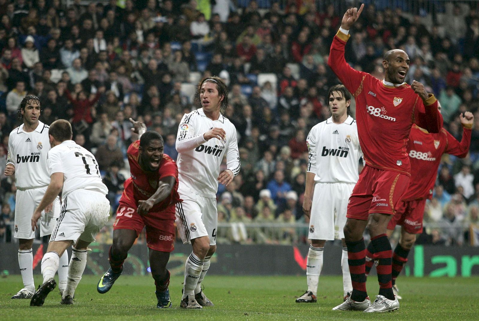 Los jugadores del Sevilla Christian Koffi Ndri Romaric y Frédéric Kanouté celebran uno de los goles.