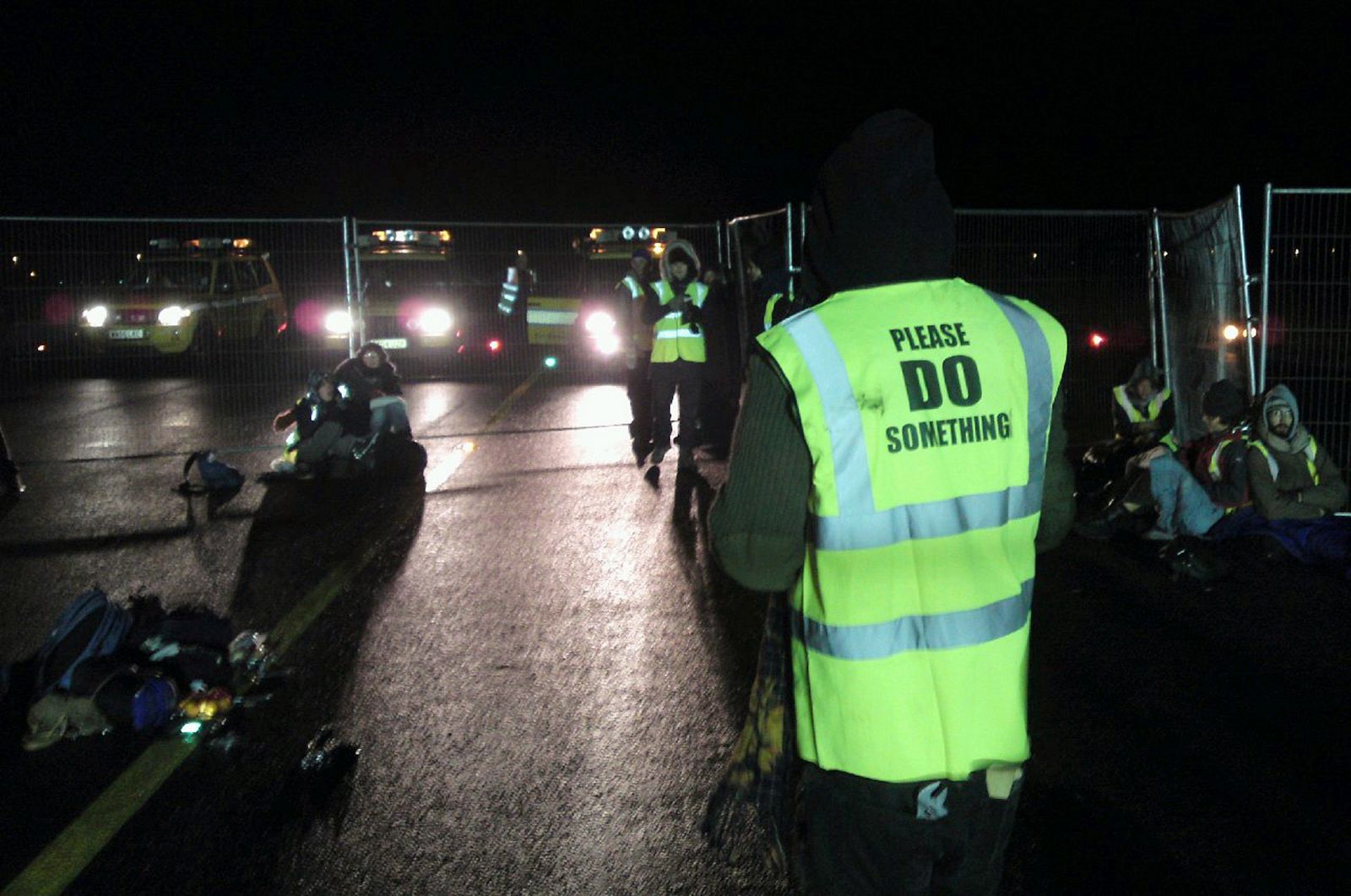 Un grupo de ecologistas protesta en el aeropuerto se Stansted.