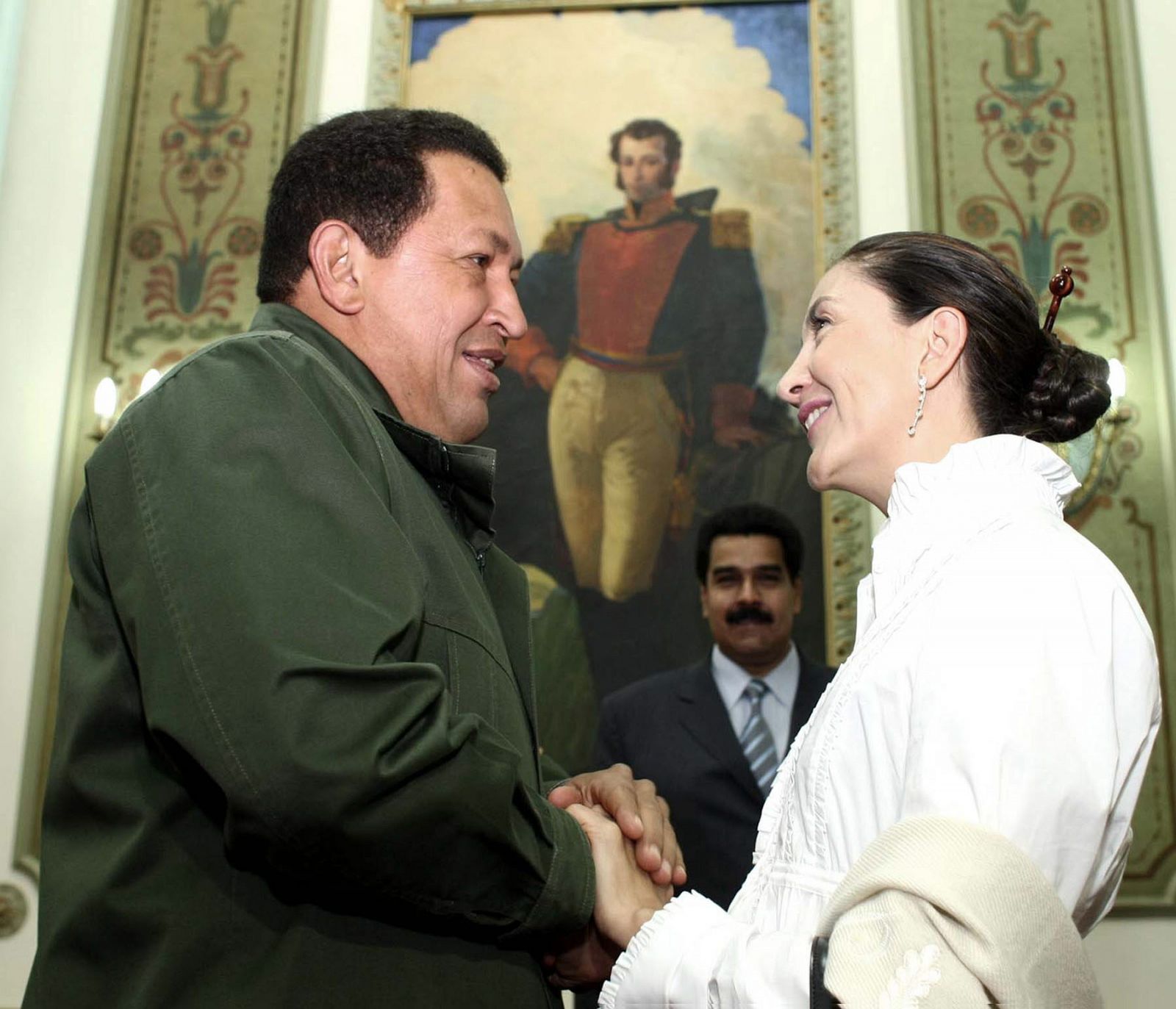 La ex rehén de las Fuerzas Armadas revolucionarias de Colombia (FARC) y ex candidata presidencial Ingrid Betancourt se ha reunido con el presidente de Venezuela, Hugo Chávez en el Palacio de Miraflores en Caracas.