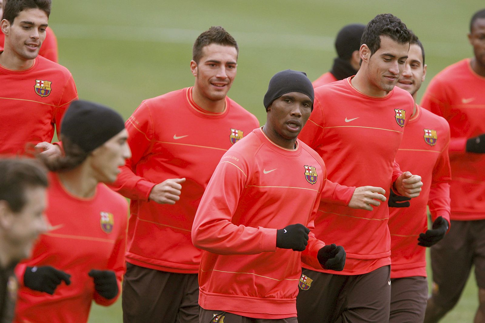 Eto'o corre rodeado de canteranos durante el entrenamiento previo al encuentro contra el Shaktar Donetsk.