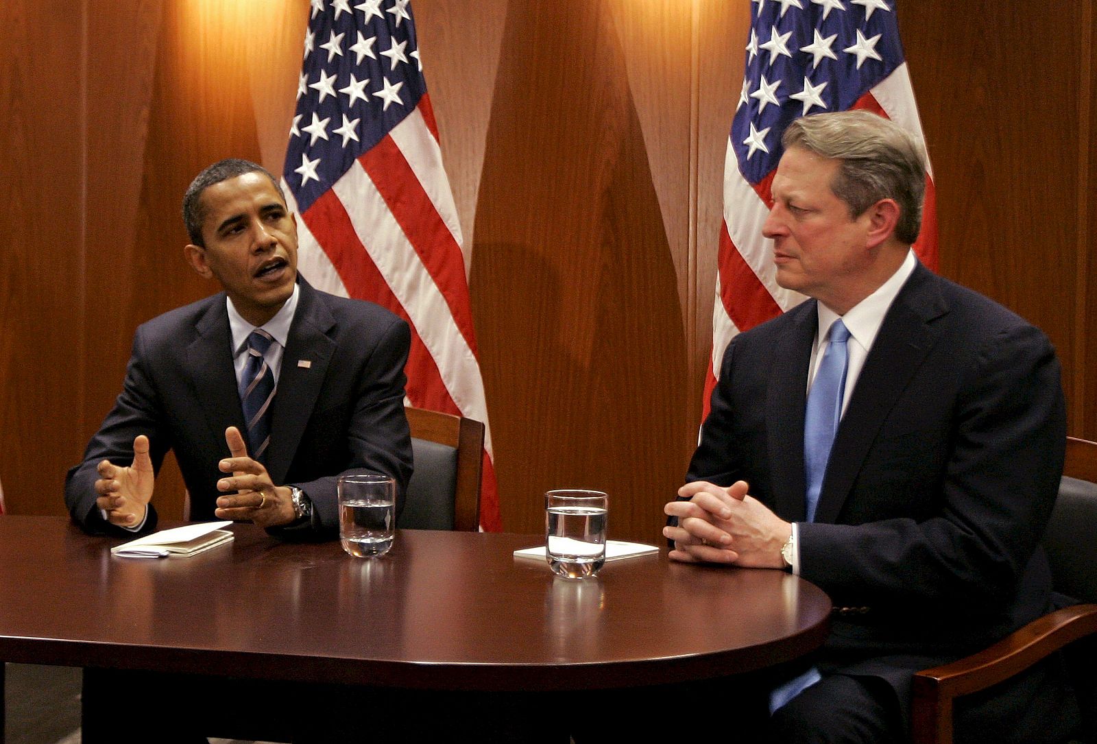 El presidente estadounidense, Barack Obama, y el ex vicepresidente Al Gore conversan durante el encuentro que han mantenido en la oficina de transición de Obama en Chicago.