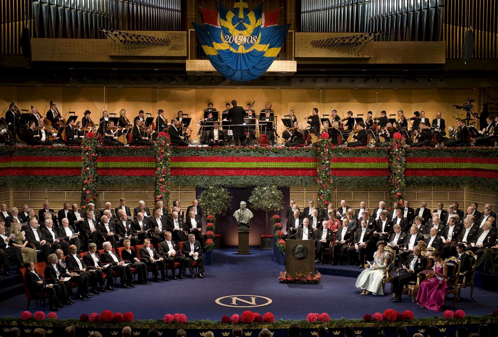 Vista general de la entrega de los premios Nobel en el salón de los conciertos en Estocolmo, Suecia
