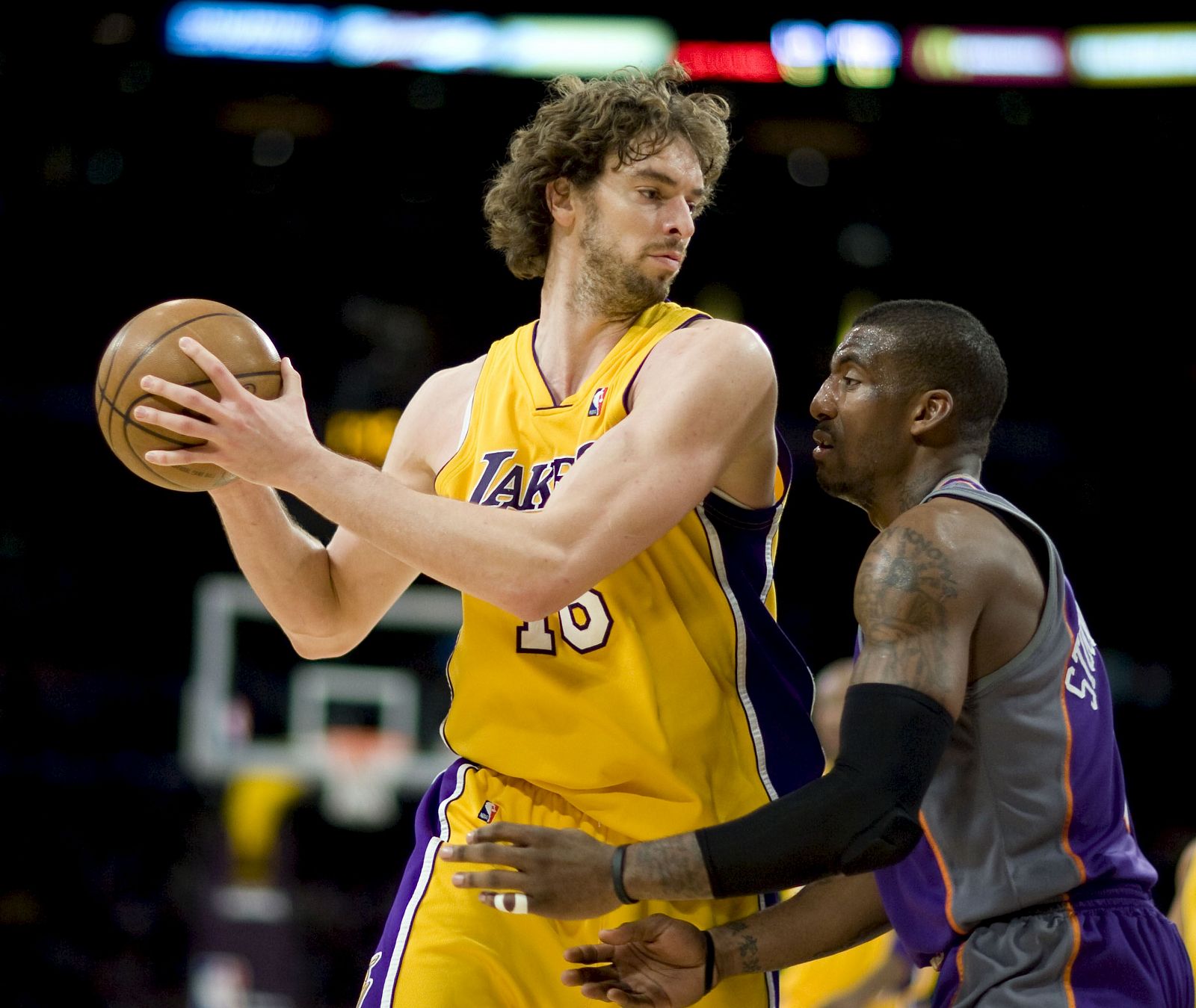 El pivot español de Los Angeles Lakers Pau Gasol y Amare Stoudemire, de los Phoenix Suns.