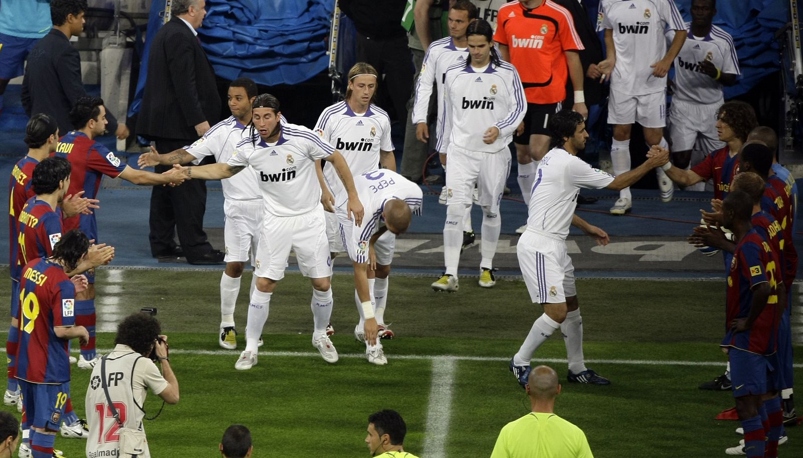 Un Barça en declive tuvo que hacer el pasillo al Real Madrid en el Bernabéu en mayo y terminó goleado.