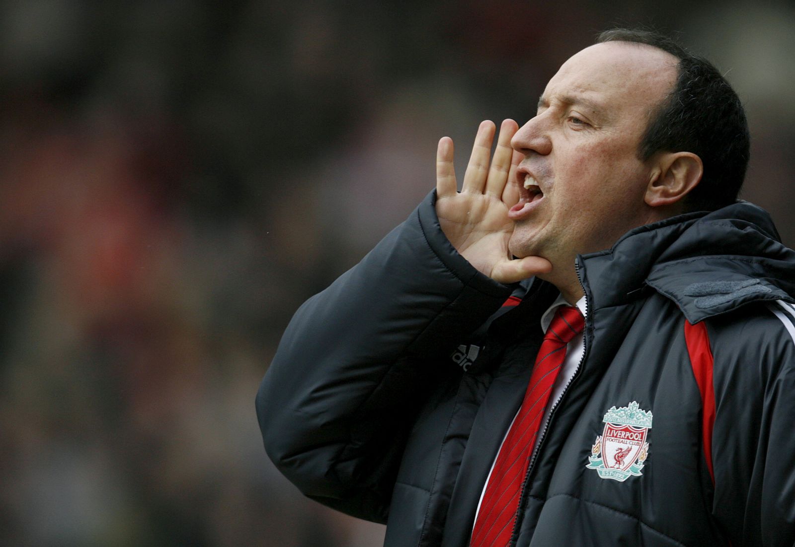El entrenador del Liverpool, Rafa Benitez, da instrucciones a sus jugadores durante un encuentro de la Premier.