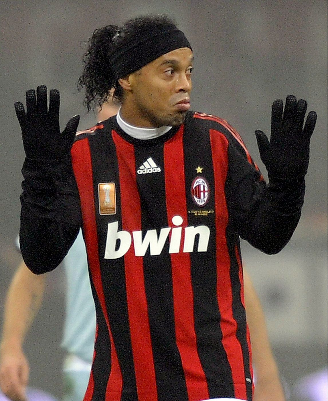 El jugador del Ac Milán Ronaldinho gesticula en un encuentro ante el Lazio.