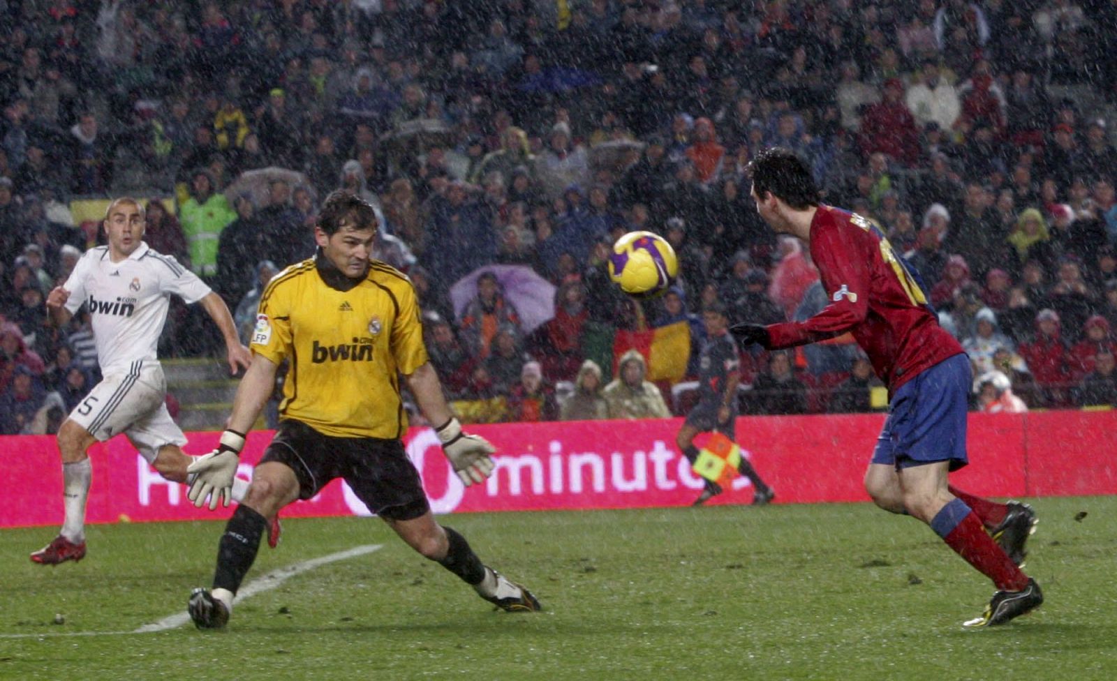 Messi supera a Casillas en la jugada del segundo gol, en el minuto 90.