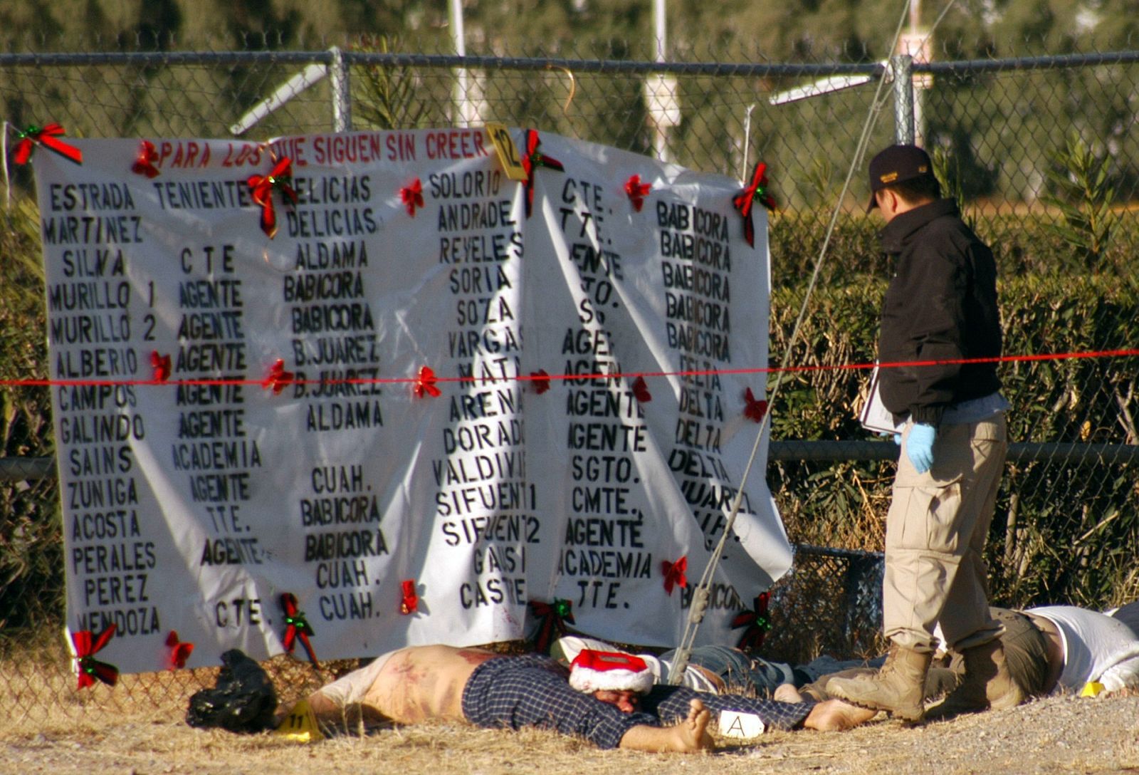 Un miembro de la policía observa los cuatro cadáveres hallados a pocos metros de la Comandancia de Policía Estatal (Cipol) en Ciudad Juaréz (México).