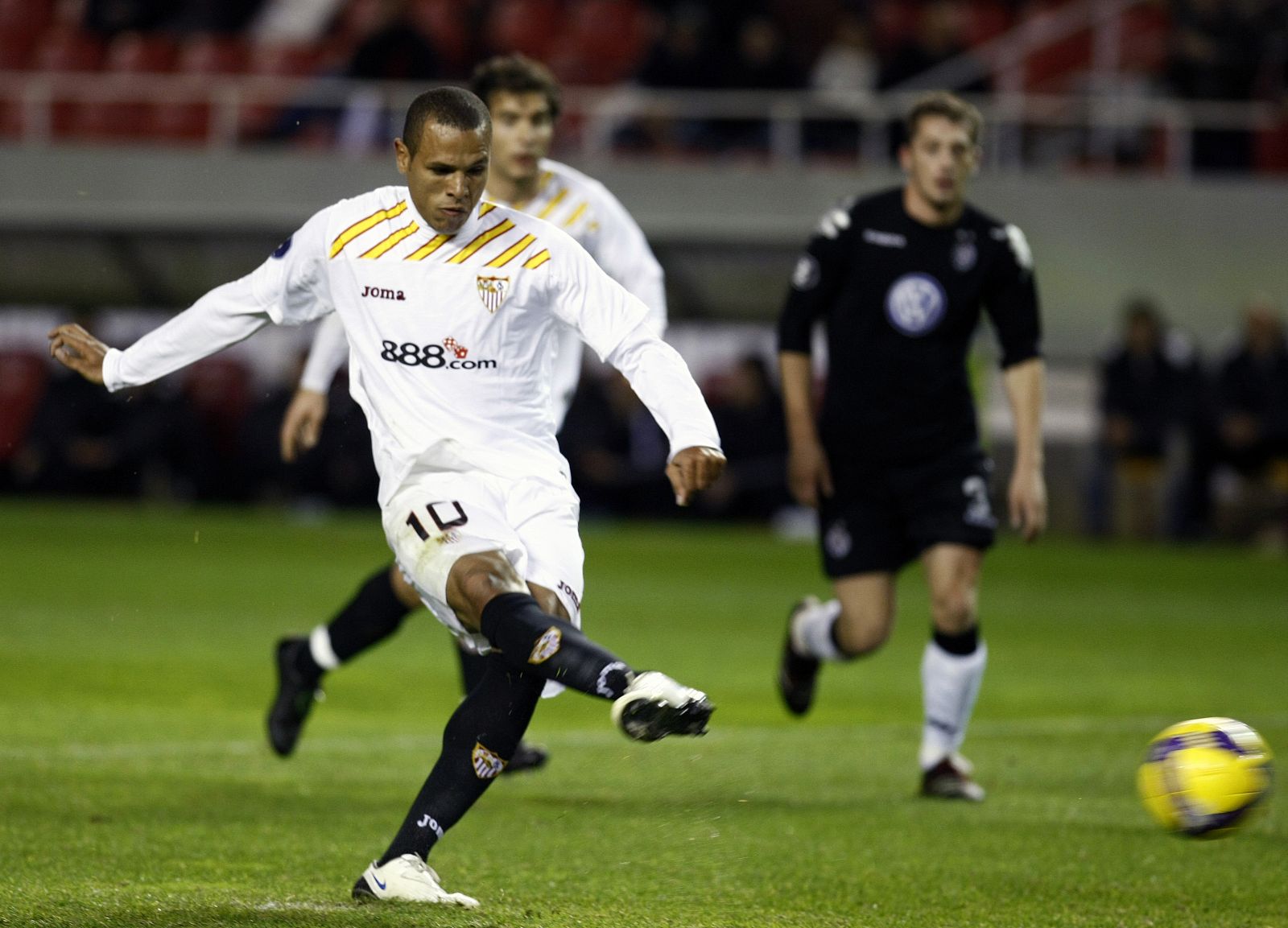 El jugador del Sevilla, Luis Fabiano, durante el pasado partido ante el Partizan de Belgrado.