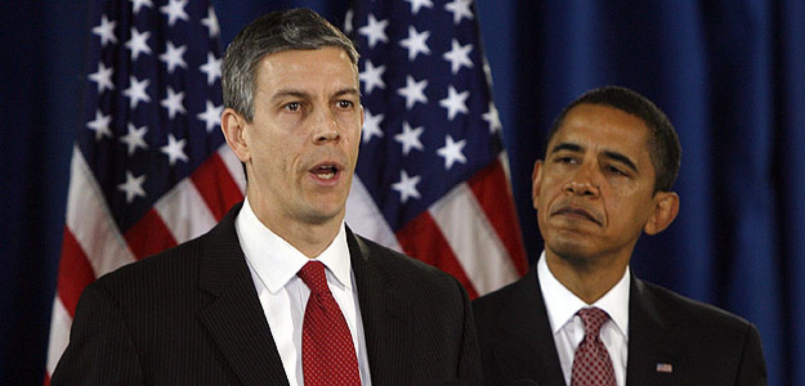 Obama escucha en Chicago las palabras del futuro secretario de Educación, Arne Duncan.