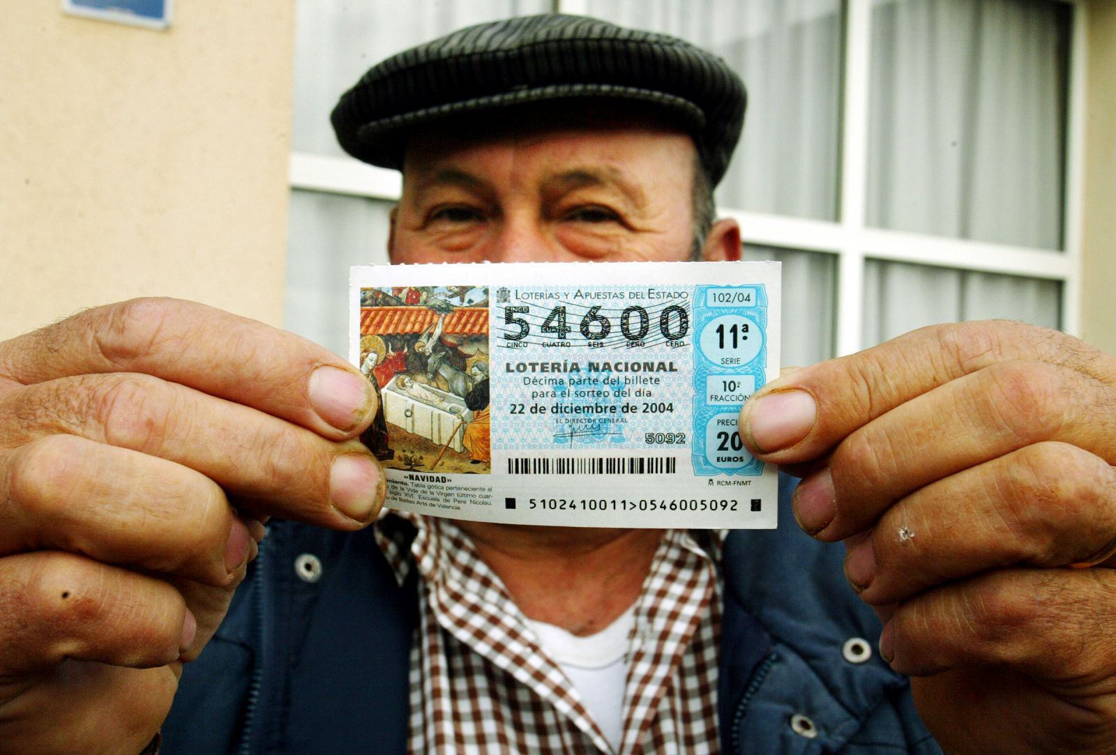 Un vecino de Muro, en Mallorca, muestra su décimo premiado con el Gordo de la Lotería de Navidad del año 2007.