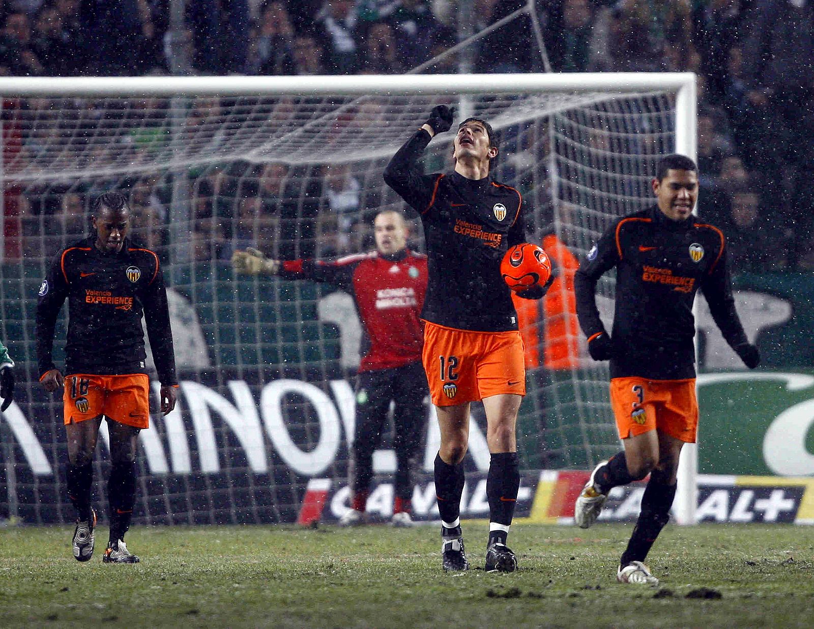 Zigic celebra con sus compañeros el gol del empate.