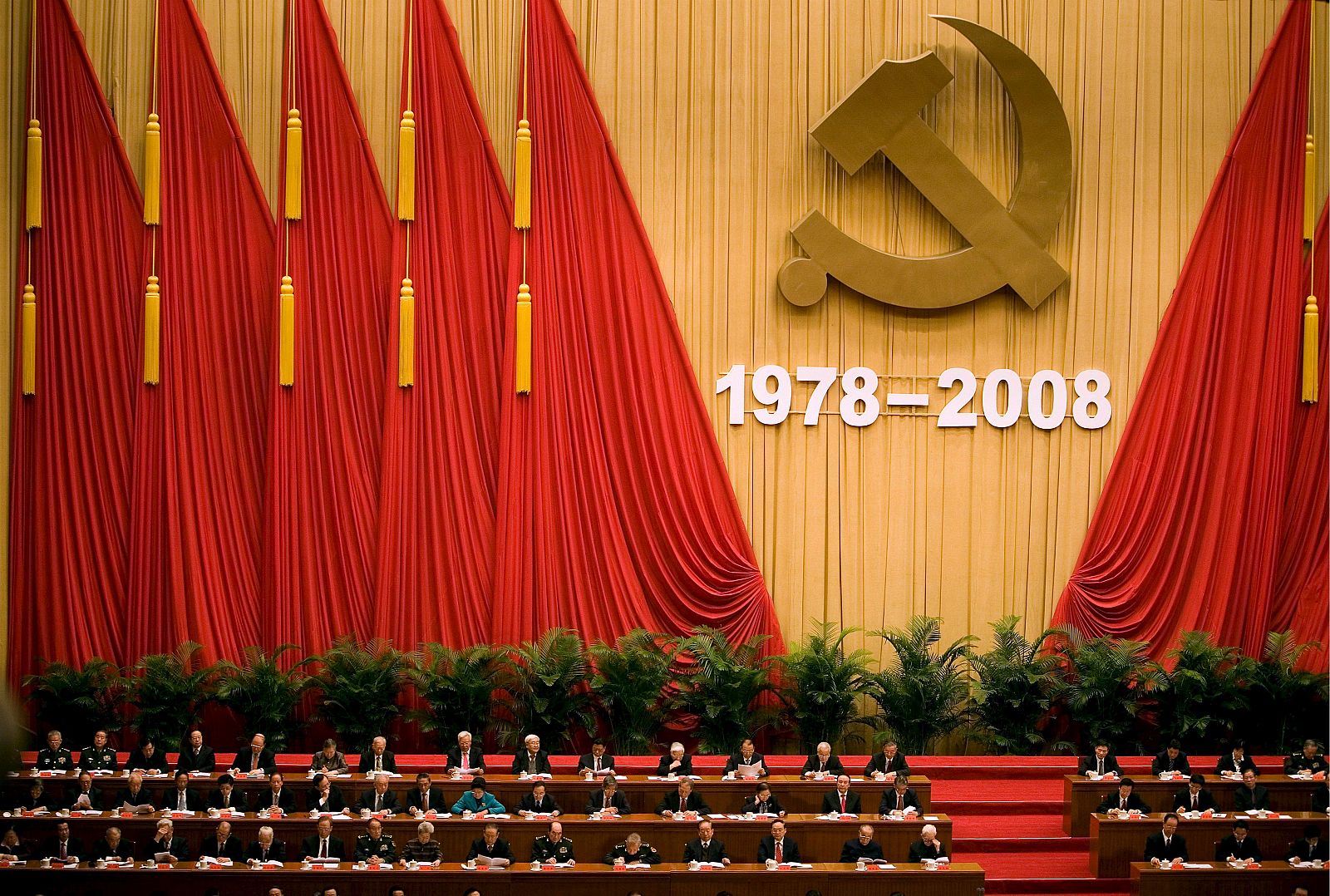 Delegados chinos asisten a las celebraciones por el 30 aniversario de la Reforma y la Apertura en la Gran Sala del Pueblo de Pekín, China