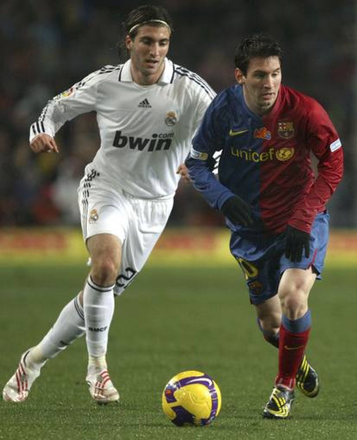 Gonzalo Higuaín, junto a Messi en el último partido de liga ante el Barça.