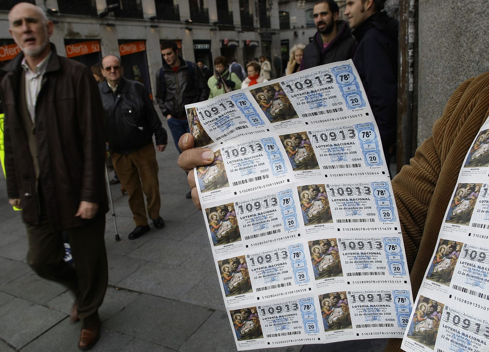Un hombre vende lotería de Navidad en una calle de Madrid.