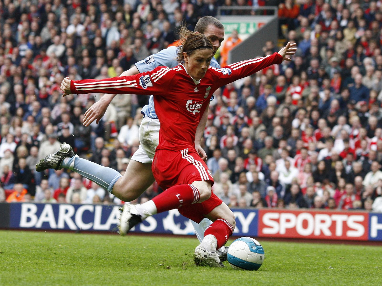 Fernando Torres, en acción ante el Manchester City.