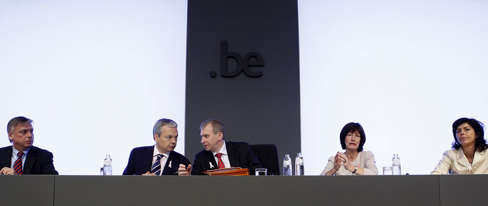 Yves Leterme, junto a parte de su gabinete, en una rueda de prensa de octubre.