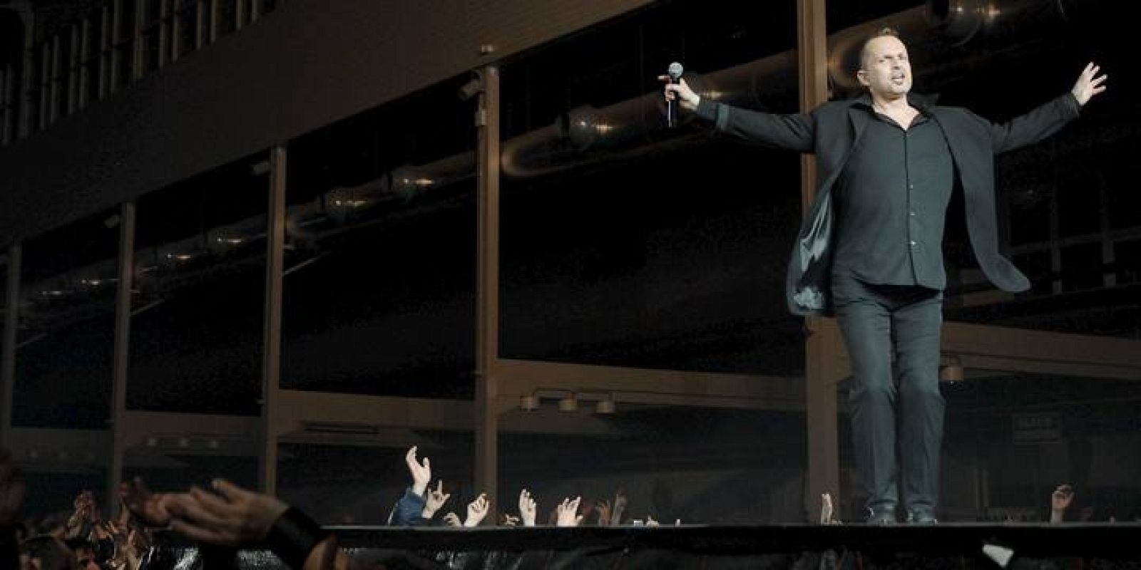 El cantante Miguel Bosé durante el concierto que ha ofrecido esta noche en la "Feria de muestras" de Valladolid, ante 6.000 personas, incluido en su gira "Papito". 
