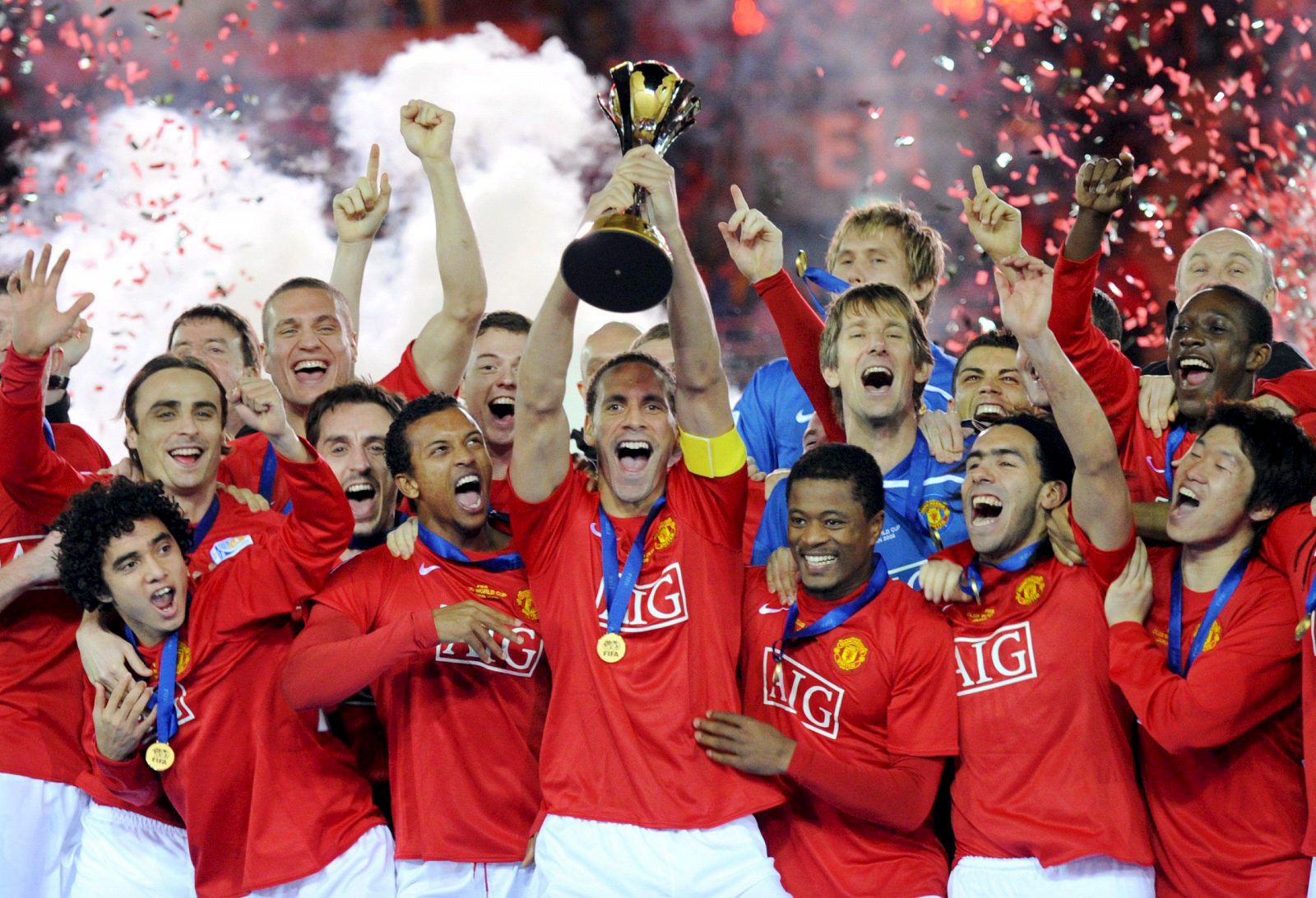 Los futbolistas del Manchester United celebran la victoria en la Copa del Mundo de Clubes FIFA 2008.
