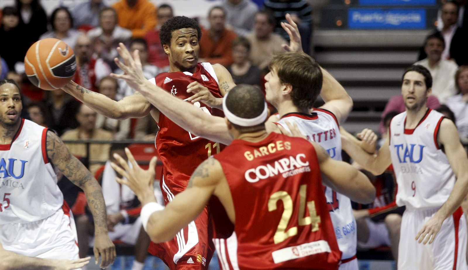 El base estadounidense Taurean Green del Cai Zaragoza se dispone a lanzar el balón observado por su compañero Rubén Garcés y sus rivales del Tau Cerámica Will McDonald Tiago Splitter y Sergi Vidal.