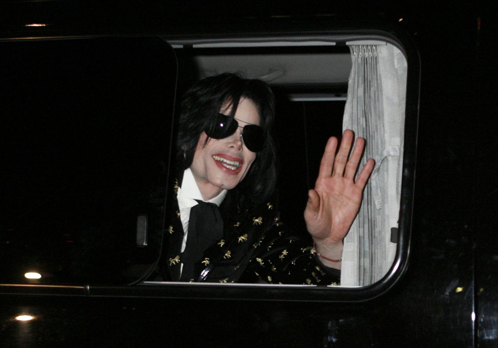 U.S. pop star Michael Jackson waves to fans in Tokyo