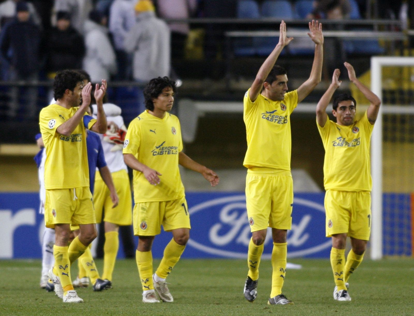 Los jugadores del Villarreal, durante el partido de Liga de Campeones ante el Manchester United.