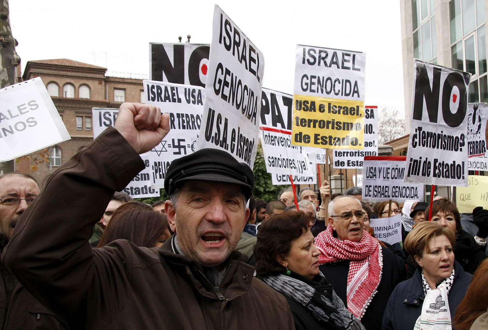 Asistentes a la concentración convocada frente a la embajada de Israel en Madrid.