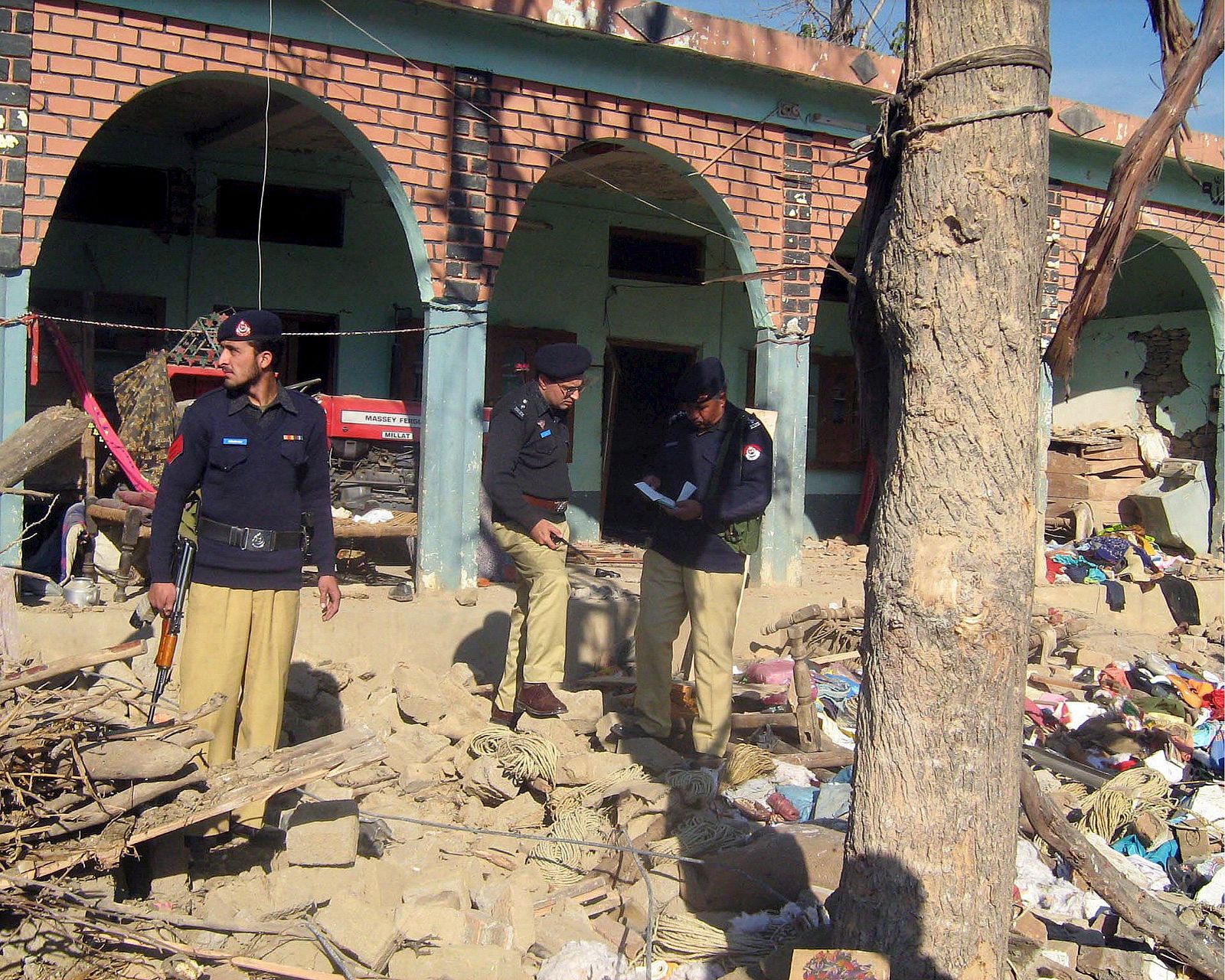 Restos del colegio electoral atacado en Pakistán
